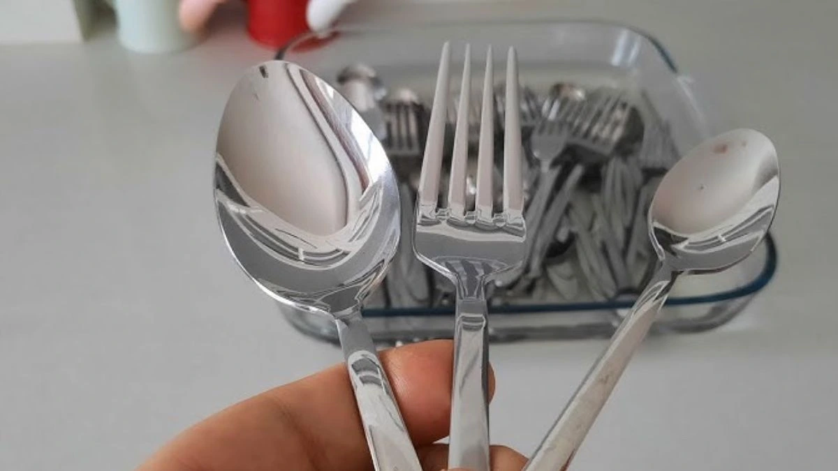 Pası tamamilə təmizləyir - Bıçaq-çəngəl güzgü kimi olur