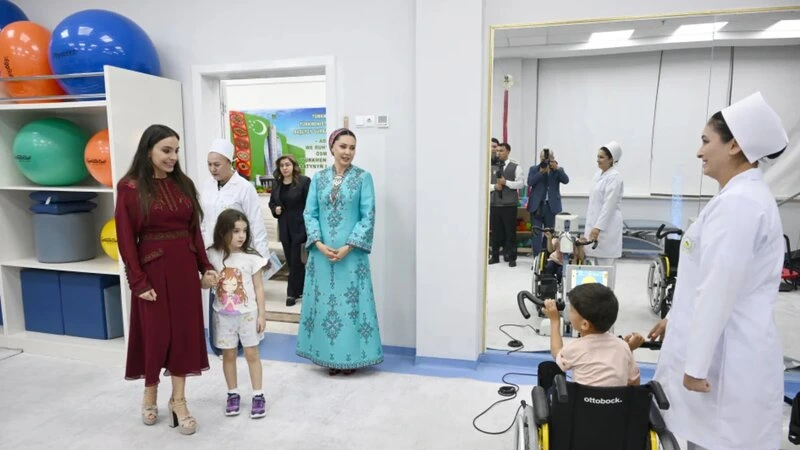 Leyla Əliyeva Arkadağda Uşaq Reabilitasiya Mərkəzinin fəaliyyəti ilə tanış olub