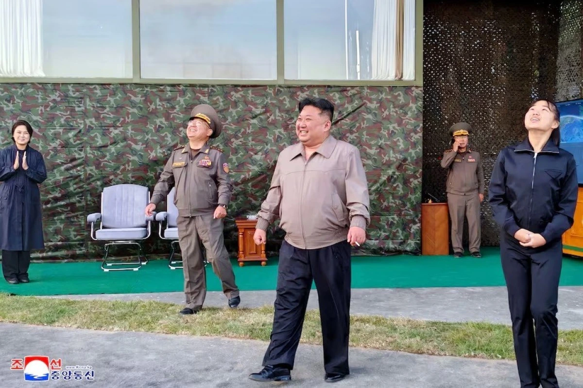 Şimali Koreya yeni raket sınağı keçirib, Kim Çen In prosesi şəxsən izləyib
