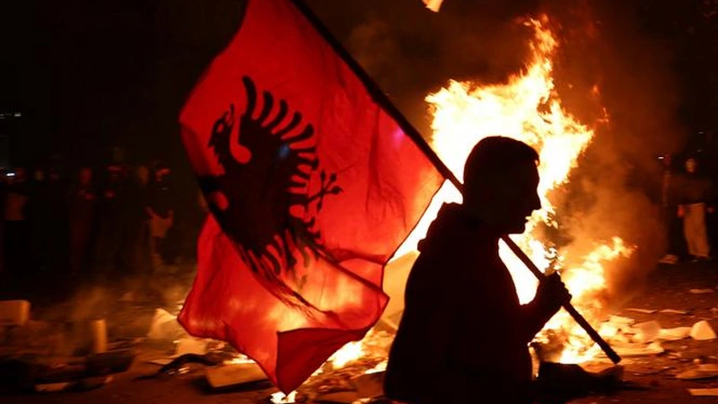 Albaniya Baş naziri kütləvi nümayişlər fonunda istefadan imtina etdi