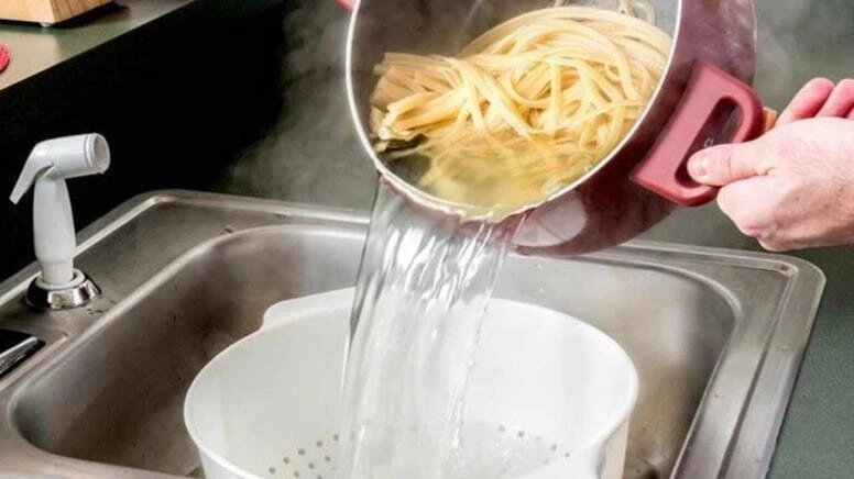 Makaronun süzdükdən sonra suyunu tökməyin