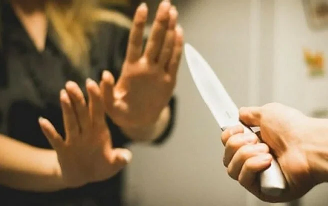 Keçmiş arvadını uşaq bağçasında bıçaqladı