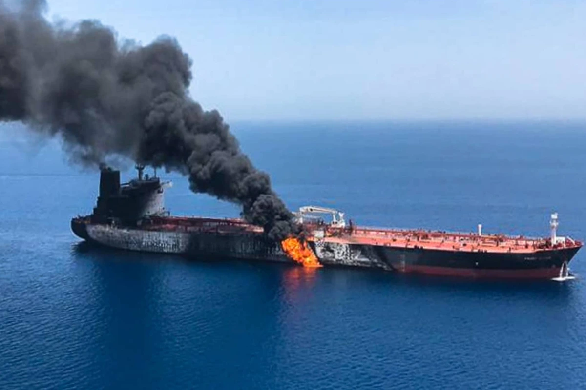 Hörmüz boğazında iki tanker minaya düşərək yanıb