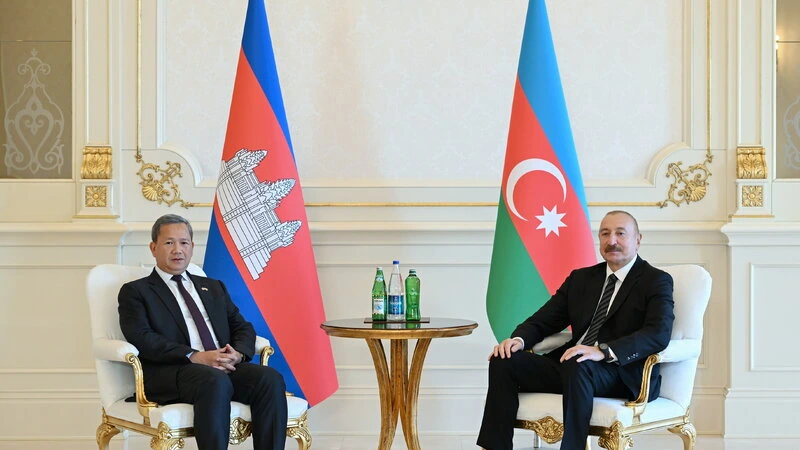 Prezident İlham Əliyev Kambocanın Baş naziri ilə məhdud tərkibdə görüşdü