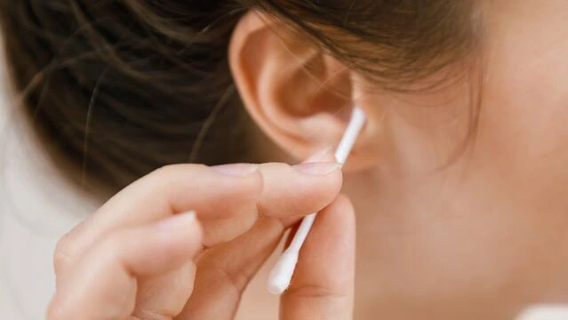 Qulaqları qulaq çubuqları ilə təmizləmək təhlükəlidir - Mütəxəssislərdən xəbərdarlıq