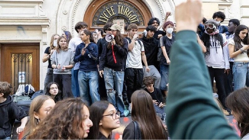 Parisdə minlərlə orta məktəb və universitet tələbəsi nümayiş keçirib