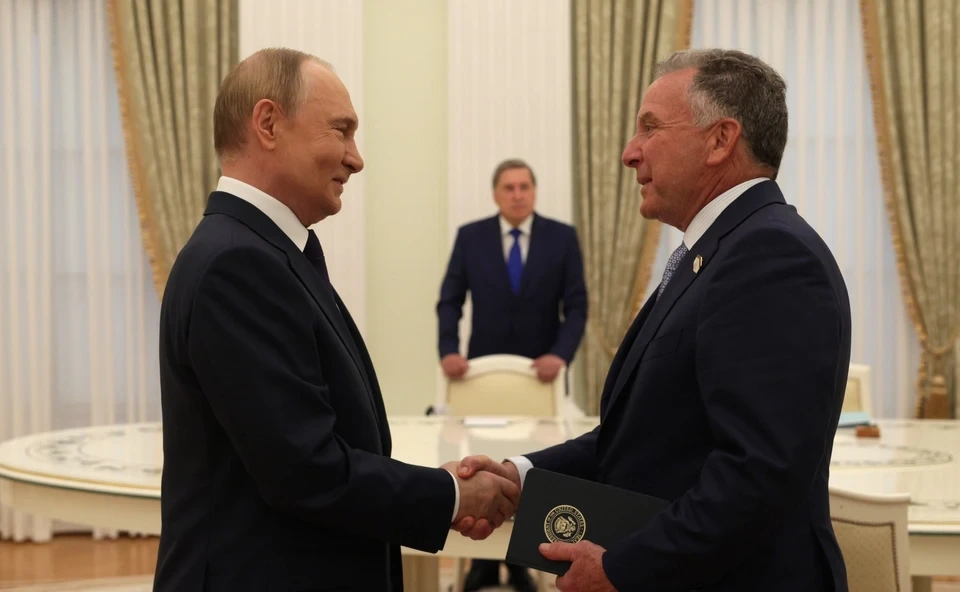 Putin ABŞ prezidentinin xüsusi elçisi Uitkoffu əl sıxaraq salamlayıb