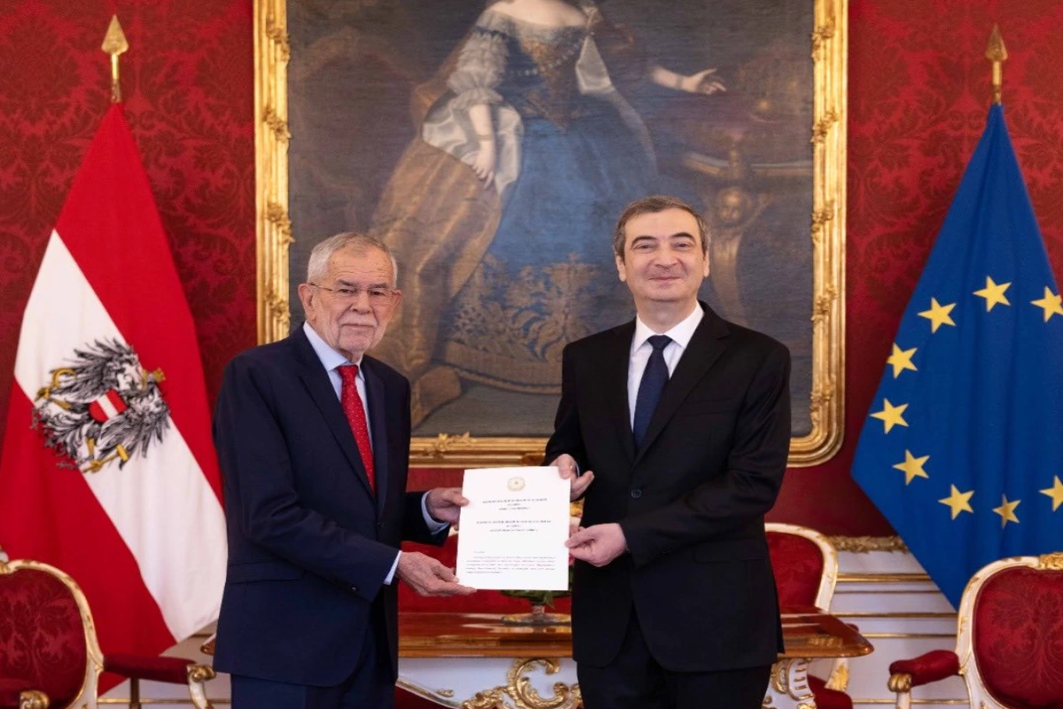 Azərbaycan səfiri etimadnaməsini Avstriya Prezidentinə təqdim edib