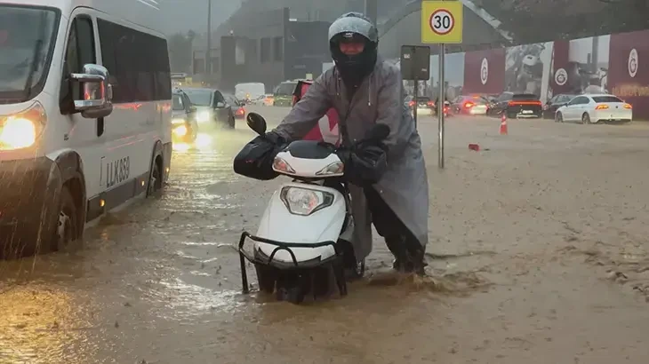 İstanbulda güclü leysan: avtomobillər, tunellər və yollar su altında qalıb