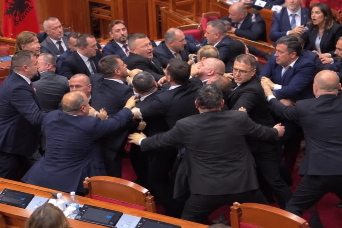 Albaniya parlamentində deputatlar arasında əlbəyaxa dava düşüb