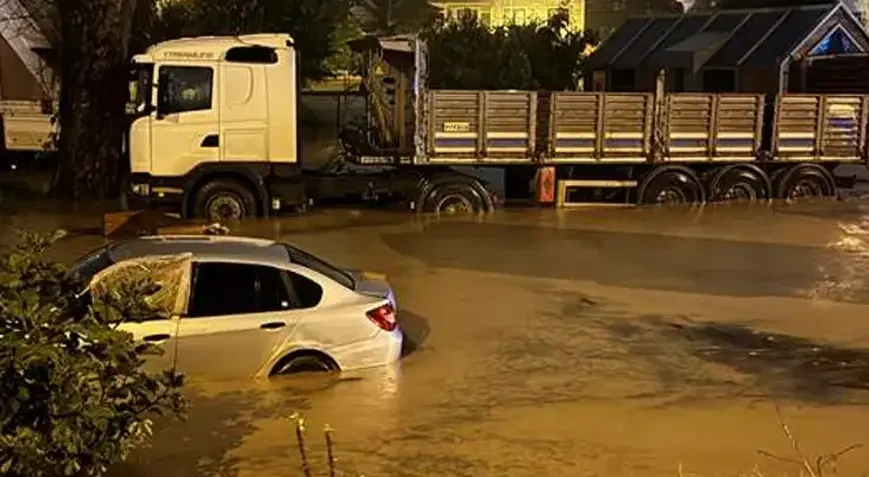 Meteoroloqlar xəbərdarlıq etmişdi: Kocaelidə ev və iş yerlərini su basıb