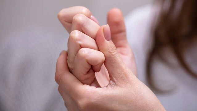 Barmaq çıtlatmaq zərərlidirmi? - Oynaq iltihabına səbəb olurmu?