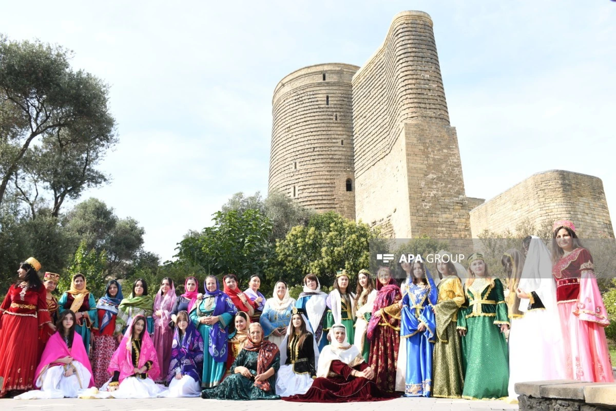 Bakının mərkəzində kəlağayı ilə yürüş keçirilib - FOTO