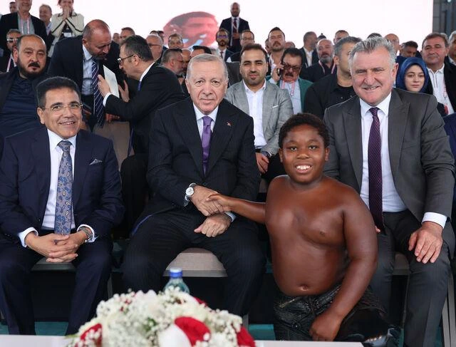Tanzaniyadan Türkiyəyə: 11 yaşlı balaca pəhləvan Ərdoğanla görüşünü danışdı