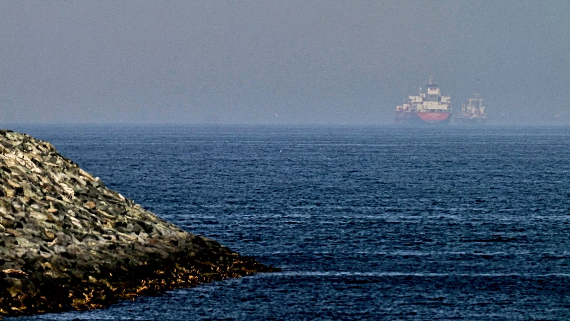 İran sahillərində yük gəmisi atəşə tutulub, göyərtəsində yanğın baş verib