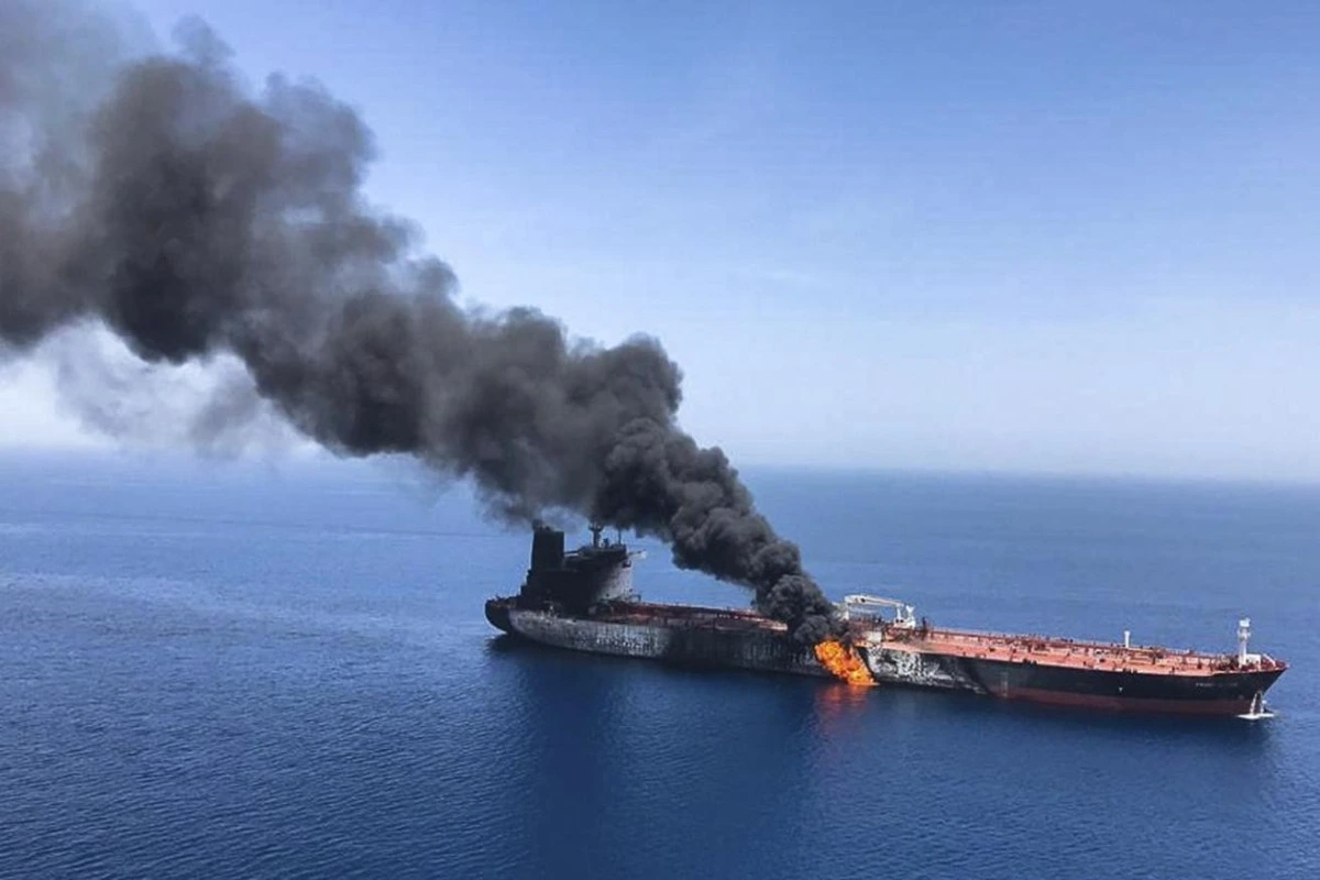 Hörmüz boğazında tanker və konteyner gəmisinə zərbələr endirilib