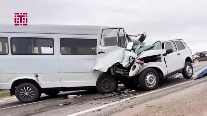 Ağcabədidə avtomobil mikroavtobusla toqquşub: 4 nəfər xəsarət alıb
