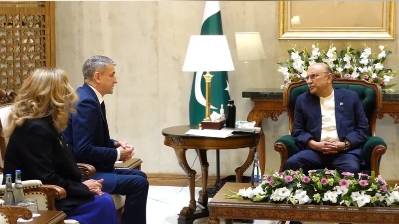 Azərbaycanın səfiri Pakistan Prezidentinə etimadnaməsini təqdim etdi