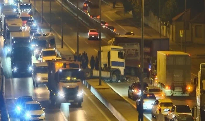 Yük maşını qəza törətdi, yolda hərəkət məhdudlaşdırıldı