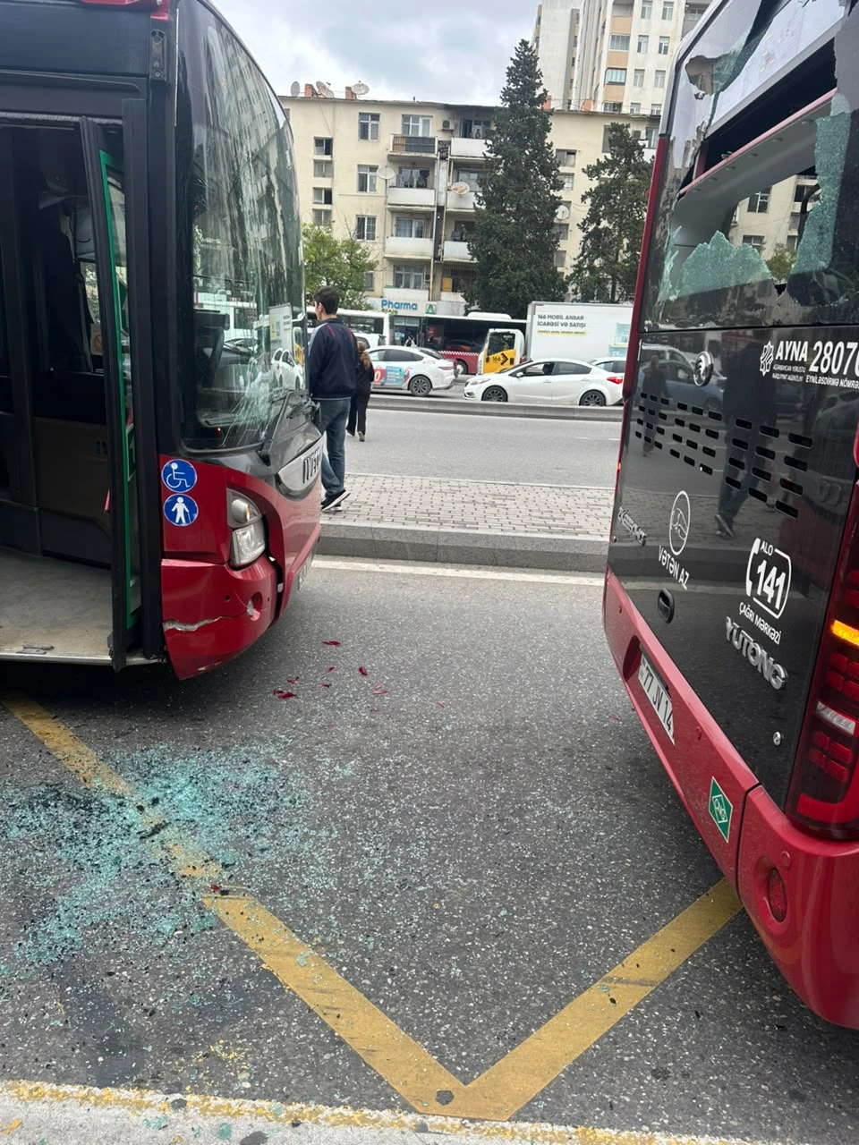 Qara Qarayev metrostansuyasının qarşısında avtobuslar toqquşub