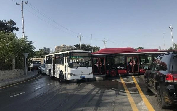 Bakıda 2 sərnişin avtobusu toqquşdu - Video
