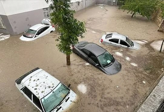 İstanbulda güclü yağış selə səbəb olub, məktəblərdə tətil elan olunub