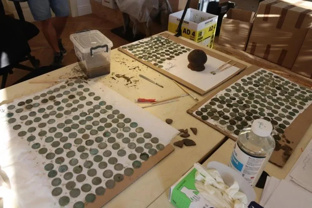 İtini gəzdirərkən xəzinə tapdı - FOTO