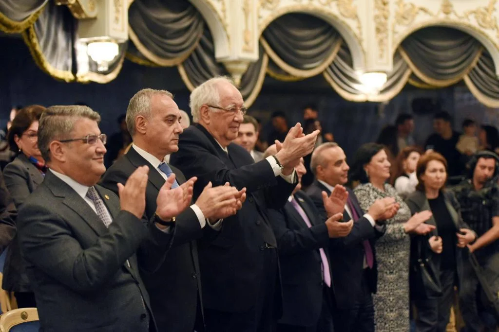 MƏNİM NƏYİM VARDIR QƏLƏMDƏN ÖZGƏ...-FOTOLAR