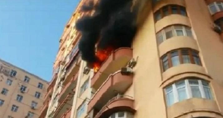 Nərimanovda çoxmərtəbəli yaşayış binasında yanğın var