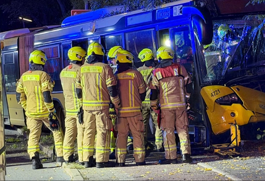 Berlində avtobus ağaca çırpılıb, 15 nəfər xəsarət alıb