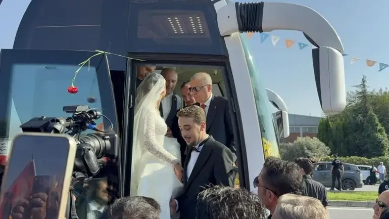 Prezident Ərdoğan toyu olan gəlin və bəyi avtobusuna dəvət etdi