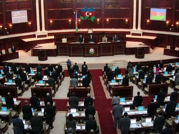 Dövlət qulluqçuları ilə bağlı qanun ilk oxunuşdan keçdi