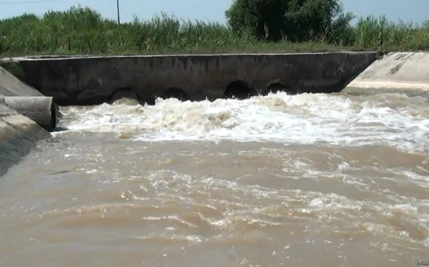 Yevlaxda kanaldan kişi meyiti tapıldı