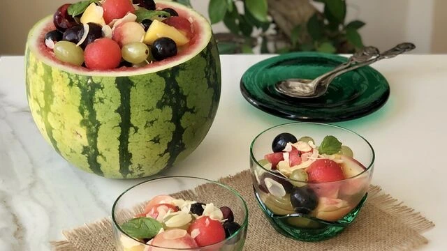 Qarpız çanağında meyvə salatı