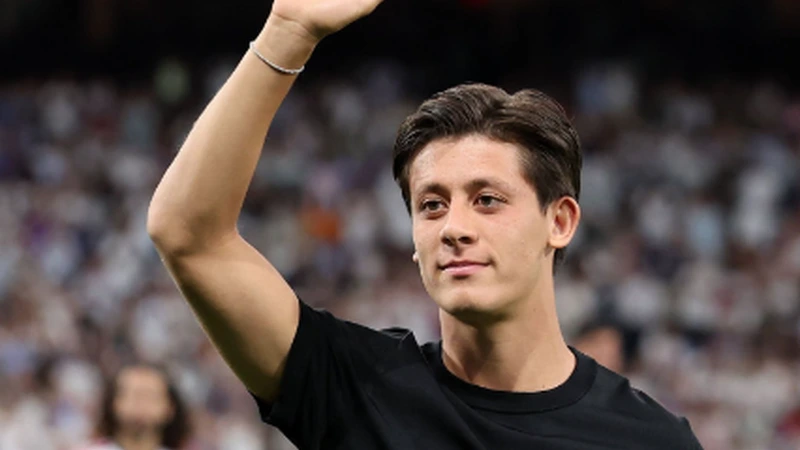 Arda Güler Çempionlar Liqasının xüsusi mükafatını Fiqodan aldı