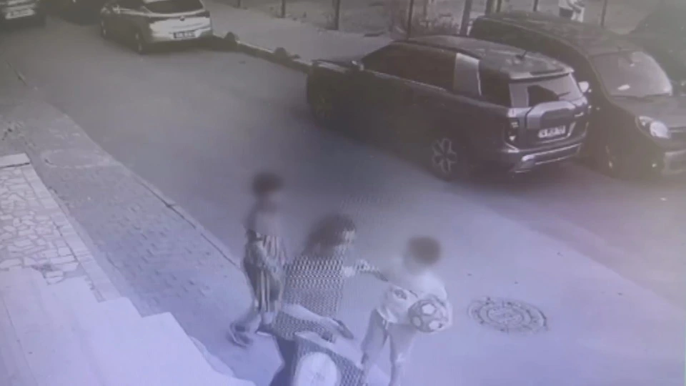 Qohumların silahlı davasında uşaq yaralanıb: Əlindəki topu buraxmadı - VİDEO