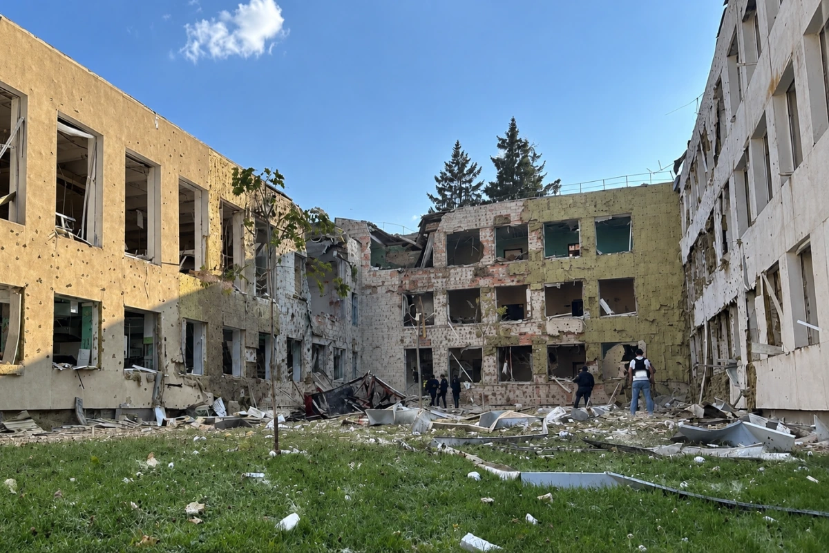 Zelenski: Rusiya Sumıda məktəbi bombalayıb, ölənlər var