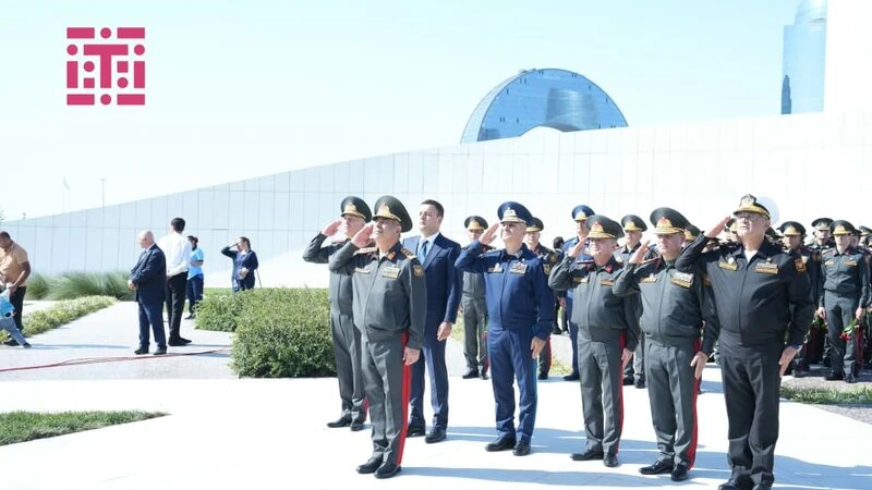 Müdafiə naziri və müavinləri Zəfər abidəsini ziyarət ediblər