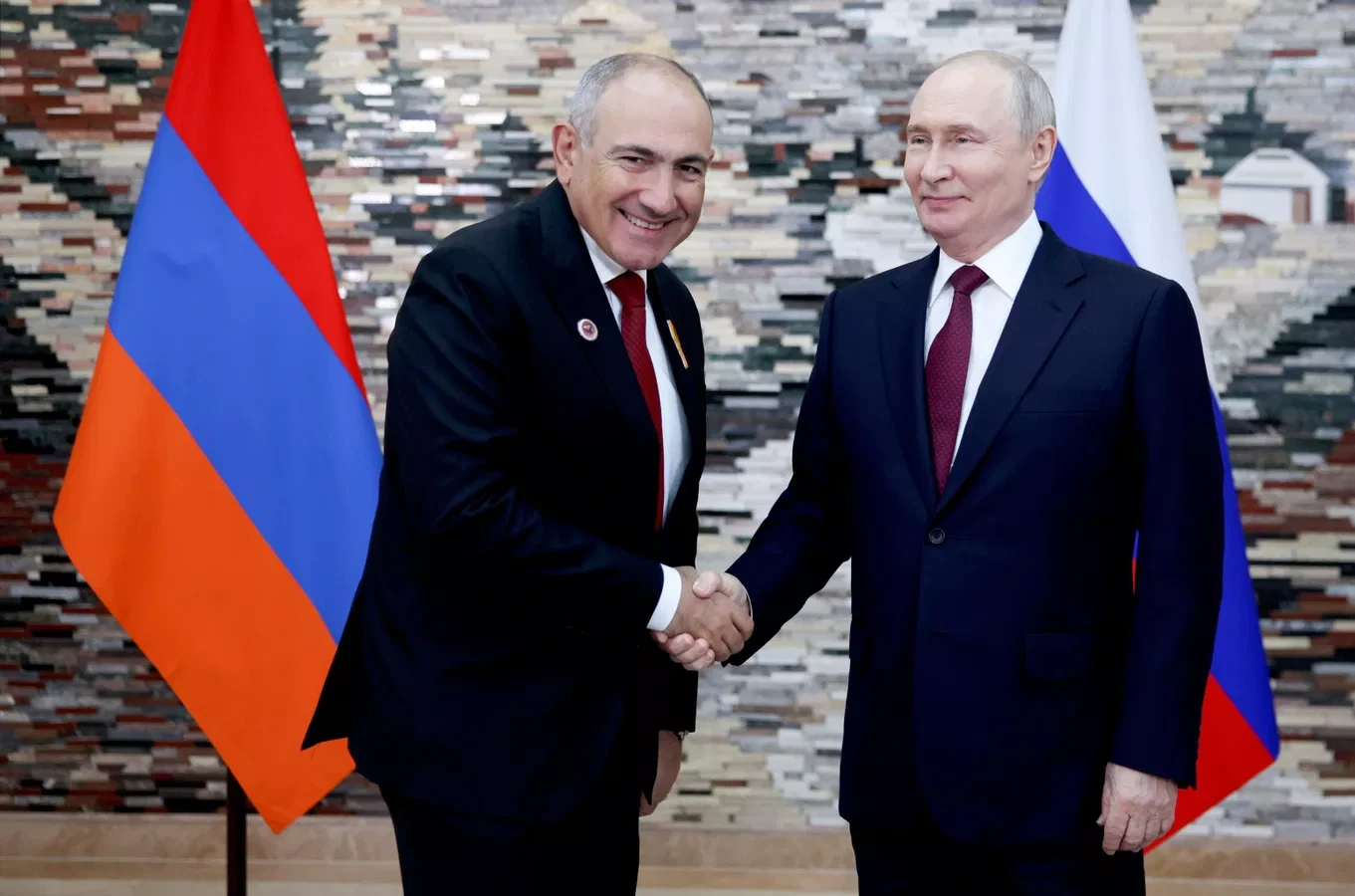 Putin Paşinyanla razılaşmadı, sözünü kəsdi
