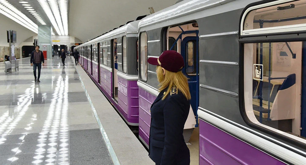 Bakı metrosunda kişi qatar yoluna tullandı