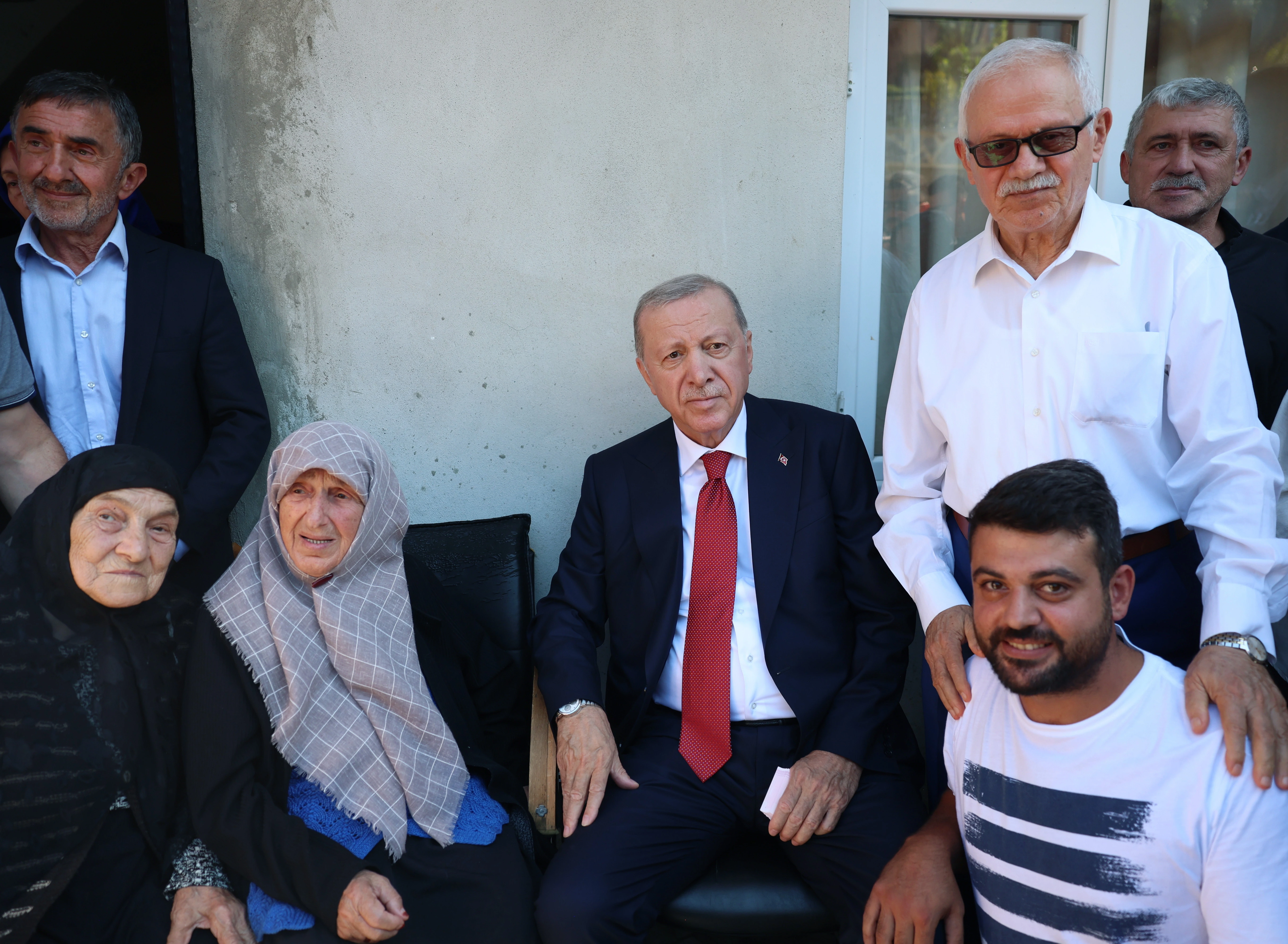 Ərdoğan ata-baba yurduna getdi, qonşularını ziyarət etdi