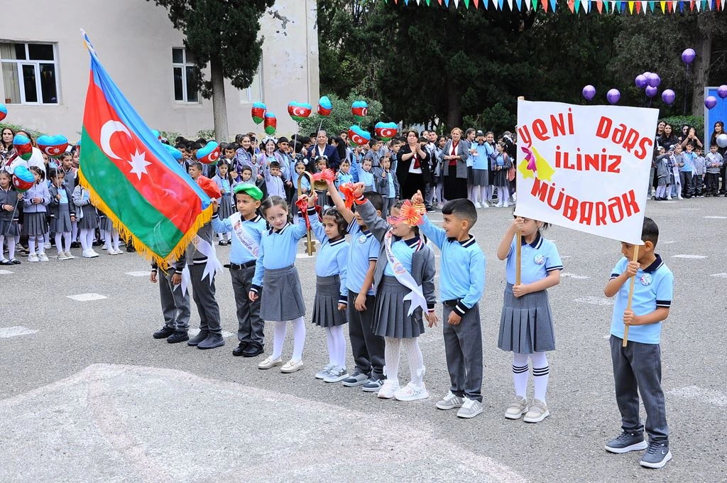 Təhsil müəssisələrində ilk dərs günü başlayır