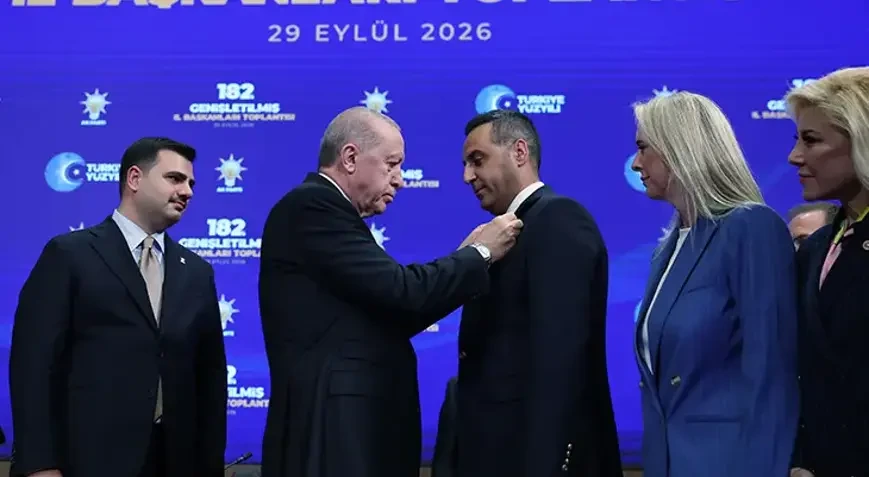 9 bələdiyyə sədri AKP-yə keçdi - Ərdoğan nişanlarını taxdı