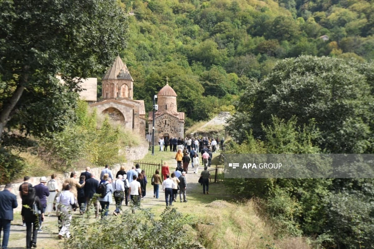 Xarici diplomatlar Xudavəng monastr kompleksini ziyarət edib