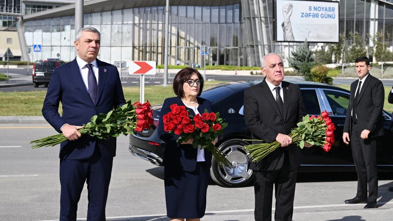 Dövlət və hökumət rəsmiləri Bakıdakı Zəfər parkında oldular