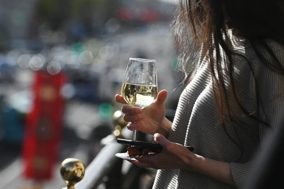 Narkoloq: İstənilən alkoqol artıq çəkiyə səbəb olur
